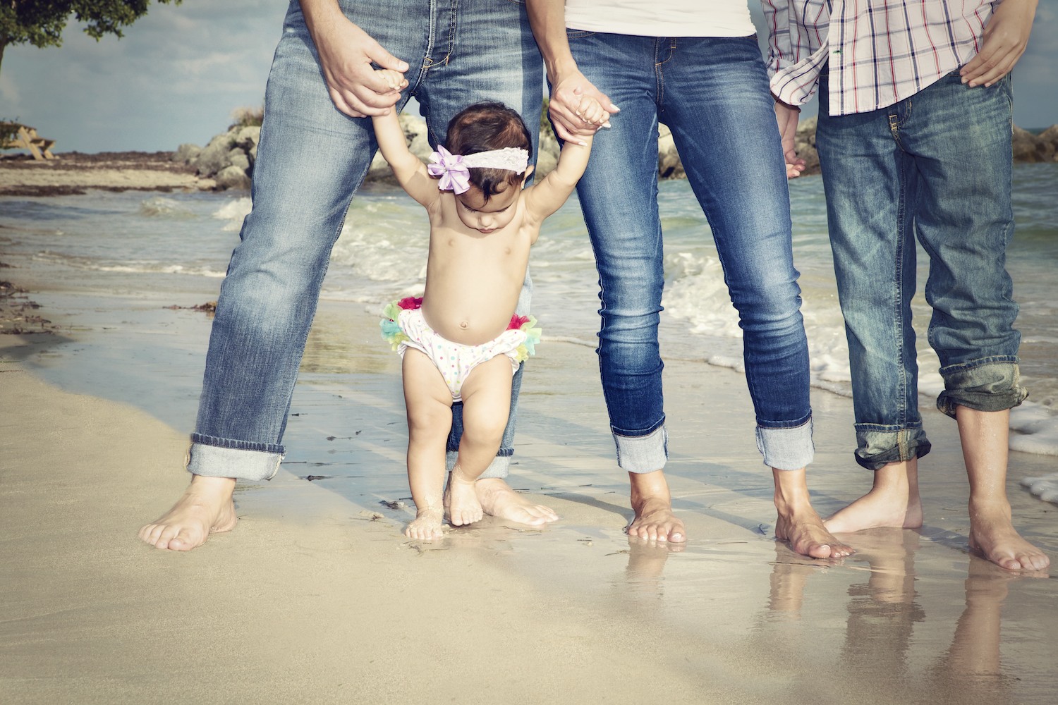 family_miami_portraits_little_girl_beach_foot_prints
