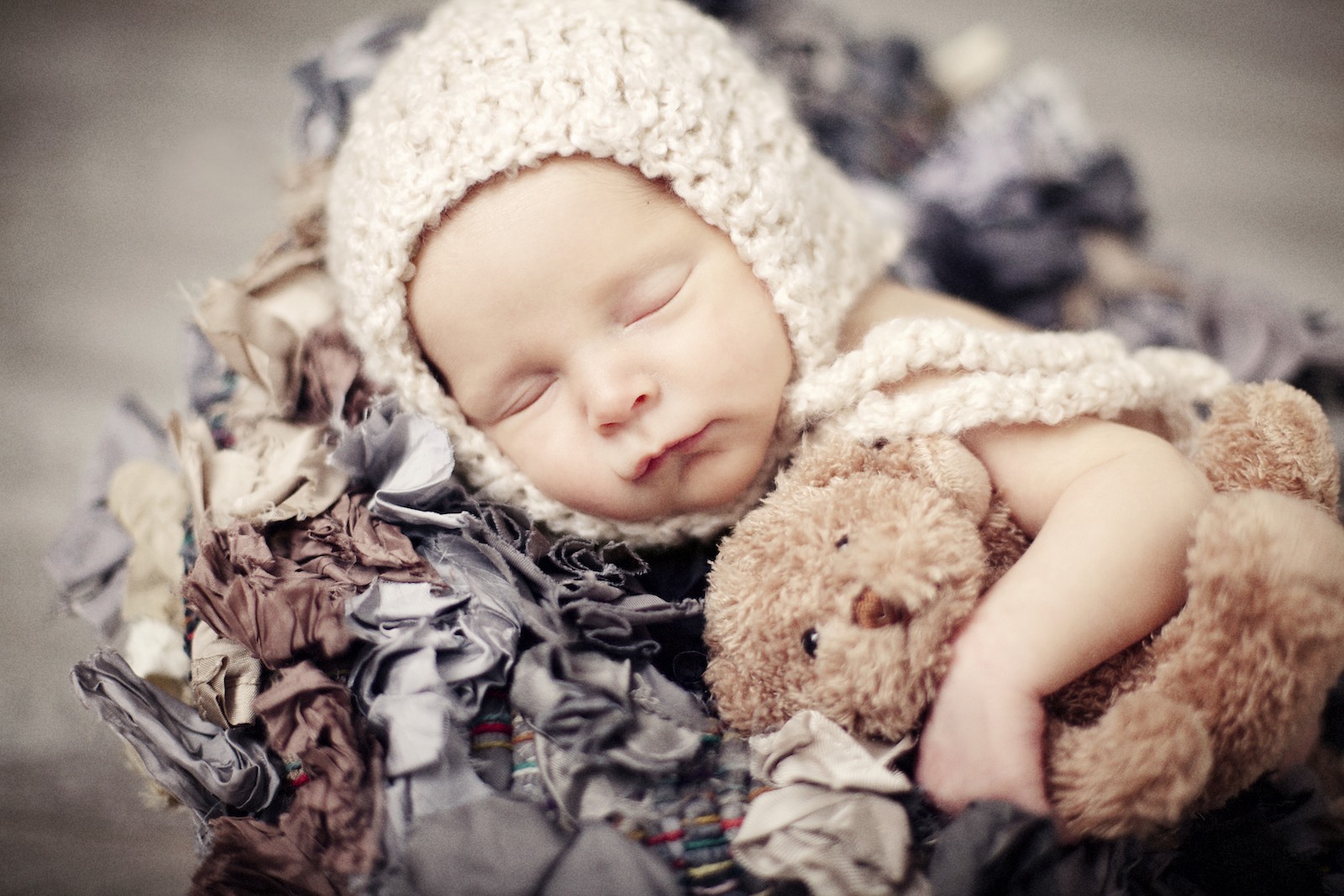 newborn_potographer_miami_in_a_nest_with_a_teddybear